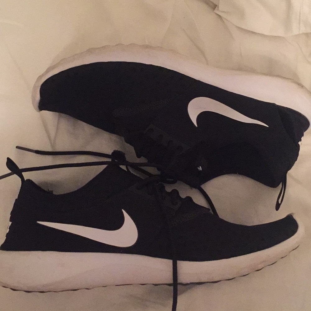 BLACK NIKE SNEAKERS